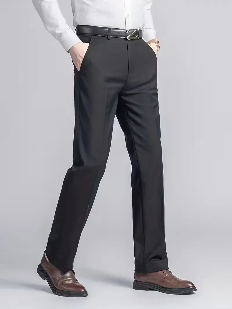 Zwarte heren regular fit broek met rechte pijp en comfortabele elastische tailleband.