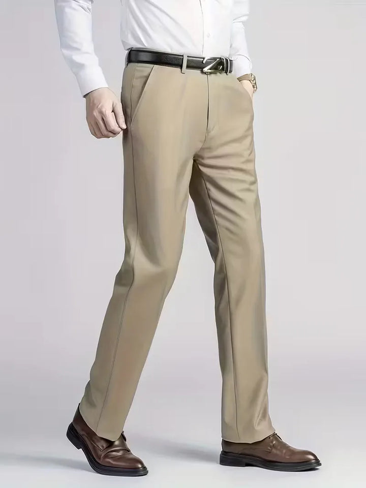 Casual herenbroek, kaki, regular fit, straight leg, met flexibele elastische taille.