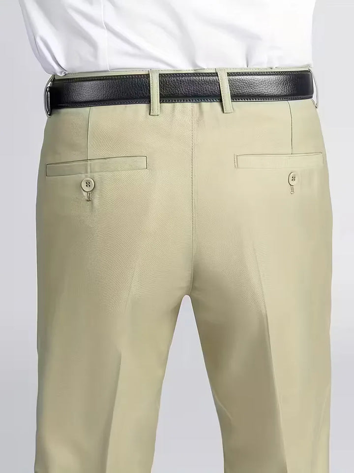 Comfortabele heren chino, regular fit, rechte pijp, perfect voor een smart casual outfit.