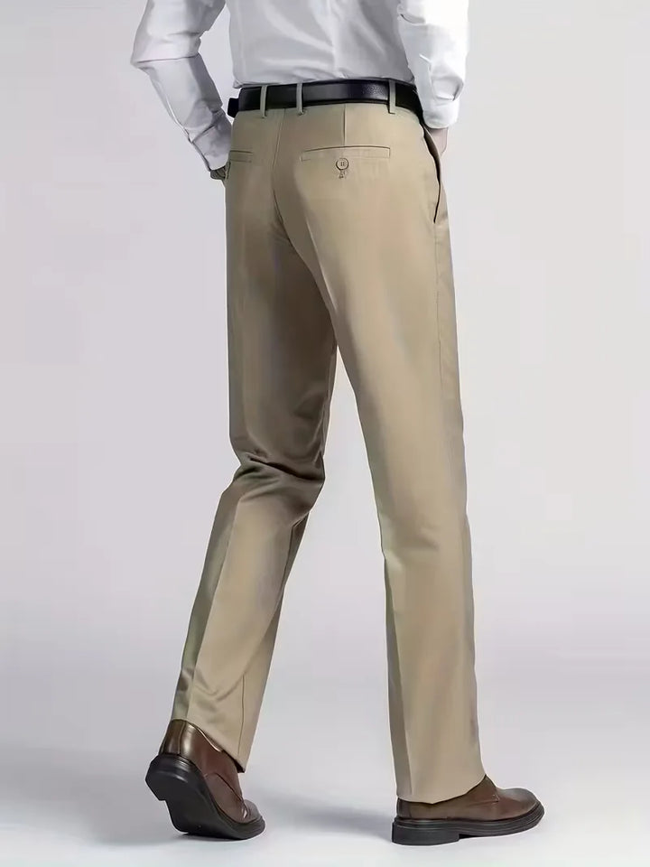 Zwarte smart casual herenbroek, regular fit, rechte pijp, met elastische taille voor comfort.