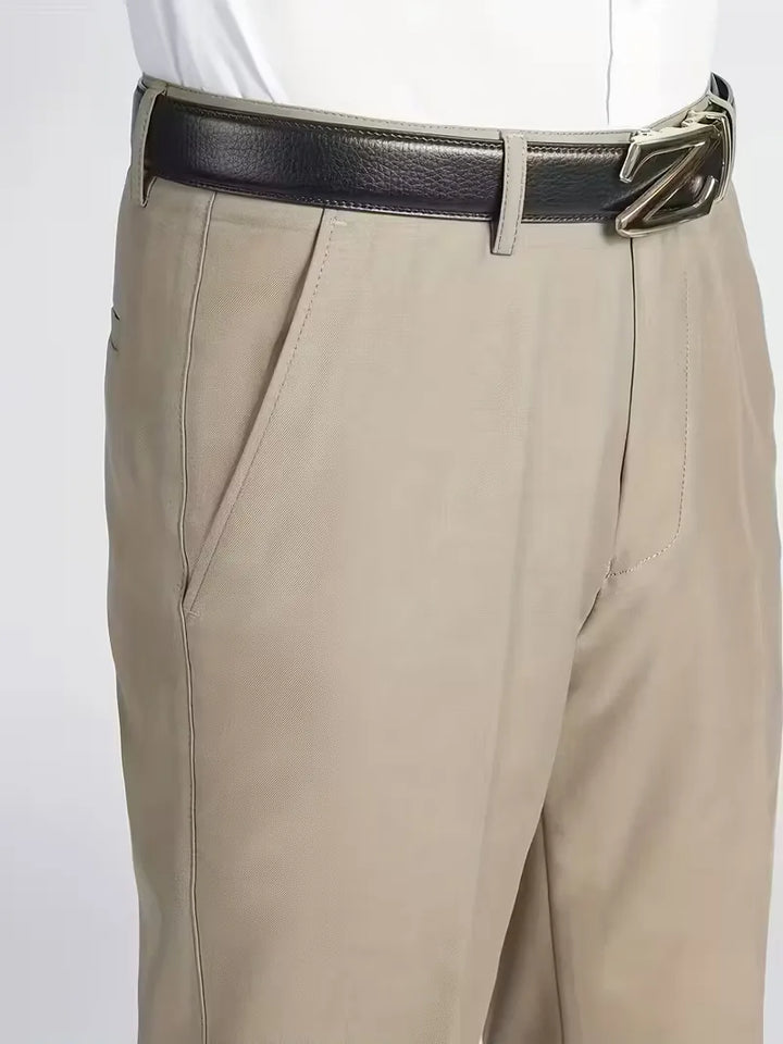 Kaki regular fit chino voor heren, rechte pijp, comfortabel met elastische tailleband.
