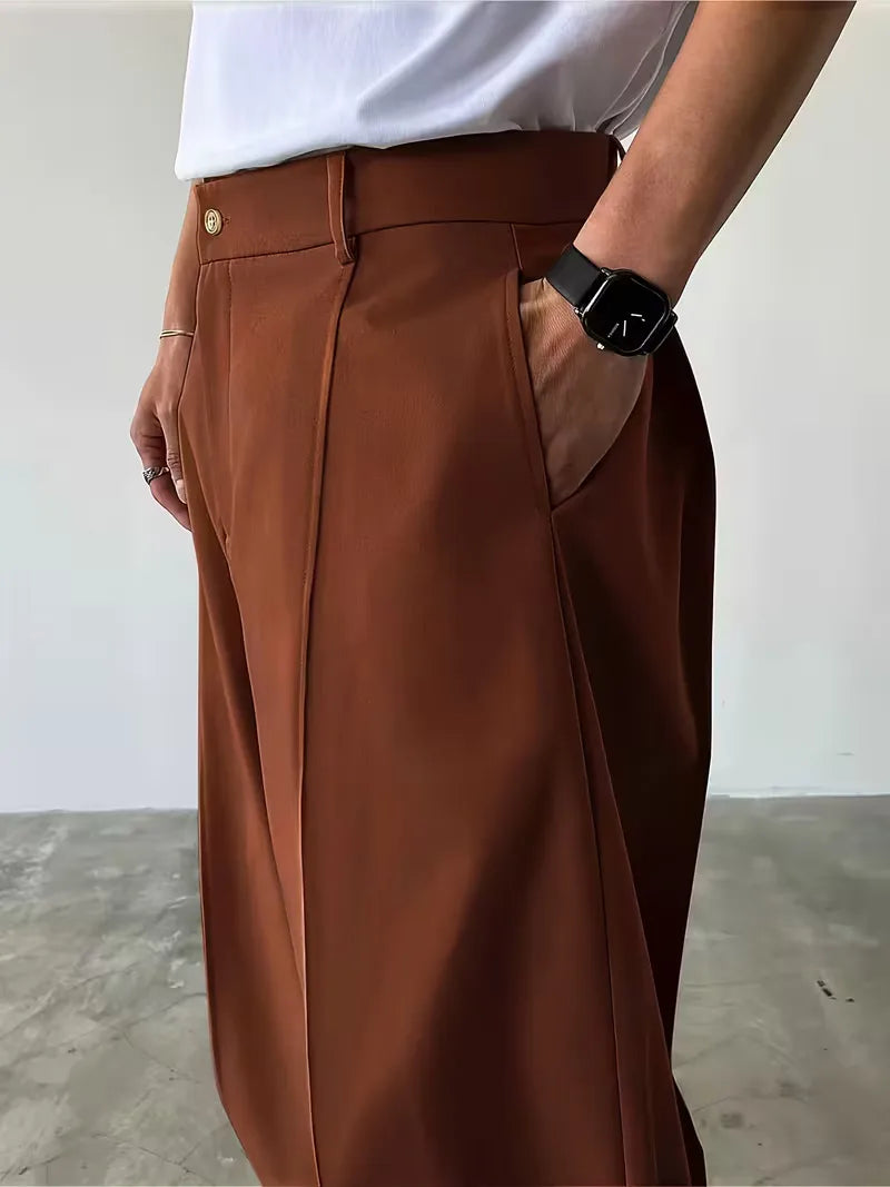 Casual zwarte heren pantalon, geplooide details, rechte losse pijp.