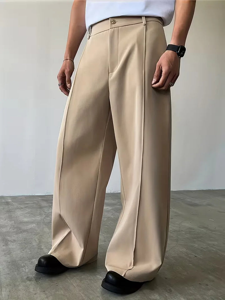 Comfortabele khaki pantalon, wijde pijp en geplooid; casual herenmode.
