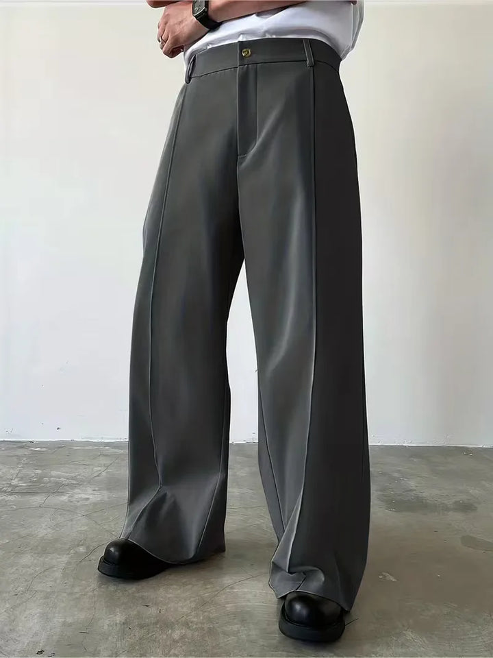 Donkergrijze heren geplooide broek met losse rechte pijp voor comfort.