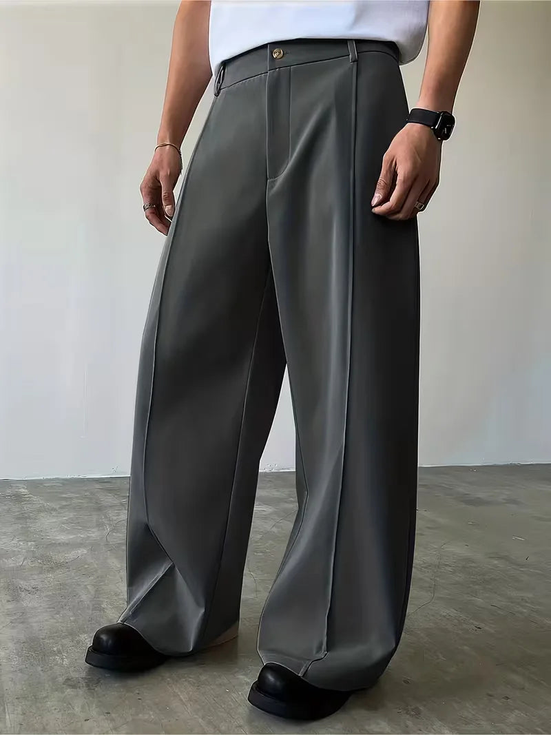 Donkergrijze herenbroek met rechte wijde pijp, geplooid, smart casual.