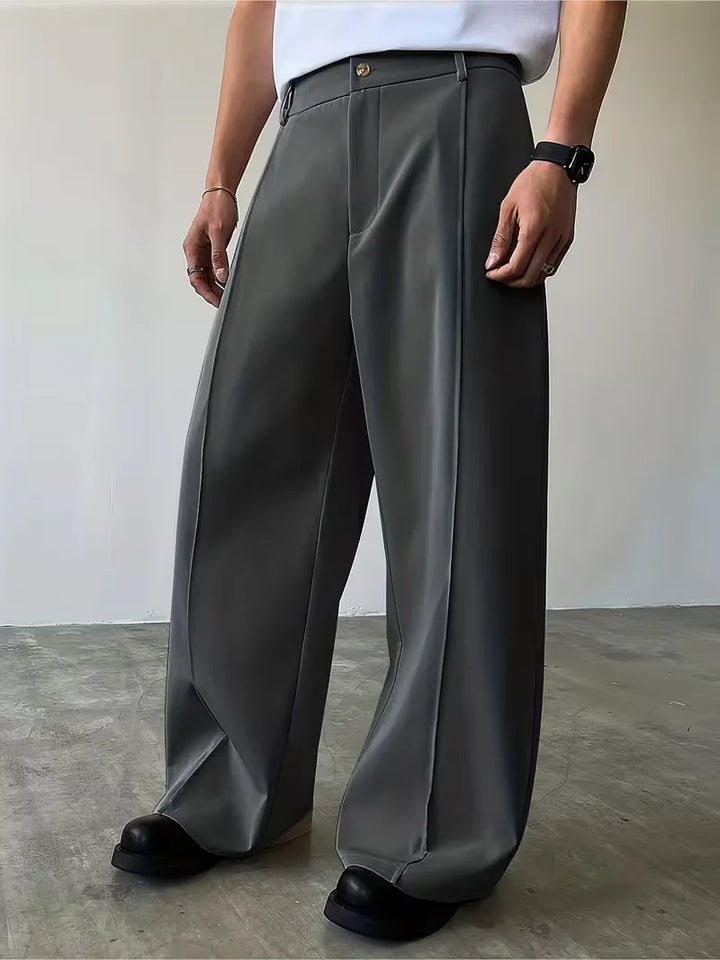 Donkergrijze herenbroek met rechte wijde pijp, geplooid, smart casual.