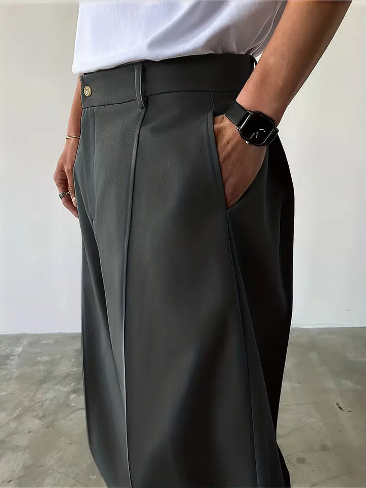 Casual donkergrijze heren pantalon, geplooide details, rechte losse pijp.