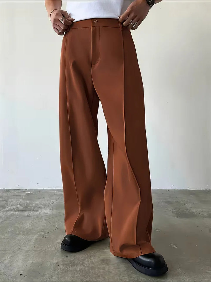 Elegante zwarte pantalon, wijde pijp en geplooid; perfect voor kantoor.