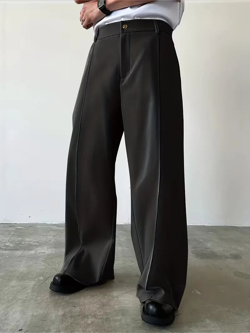 Baksteenrode heren geplooide broek met losse rechte pijp; comfortabele look.