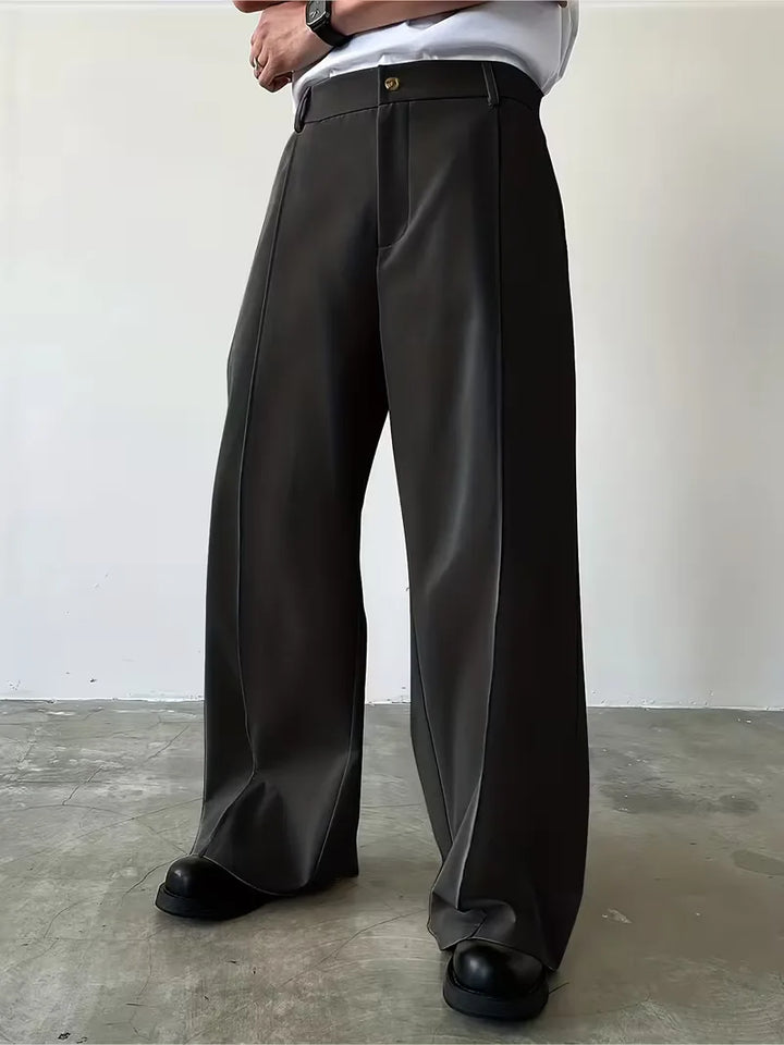 Baksteenrode heren geplooide broek met losse rechte pijp; comfortabele look.