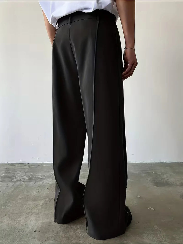Trendy baksteenrode pantalon, wijde pijp en geplooid; unieke herenmode.