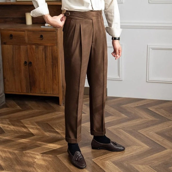 Heren pantalon met hoge taille en rechte pijpen, toont de comfortabele pasvorm tijdens het dragen.