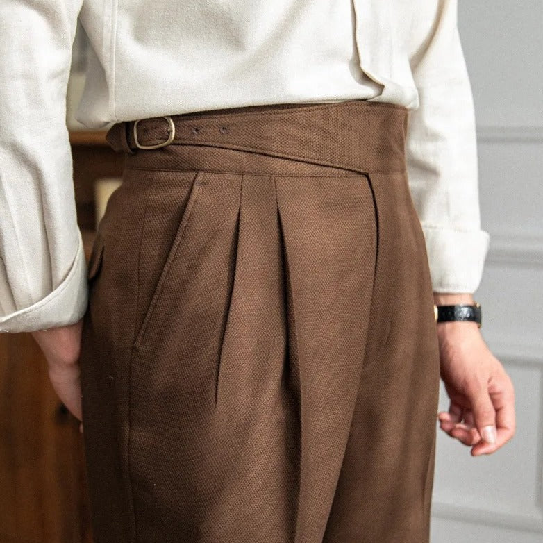 Heren pantalon met hoge taille, ideaal voor een smart casual outfit met rechte pijpen en plooien.