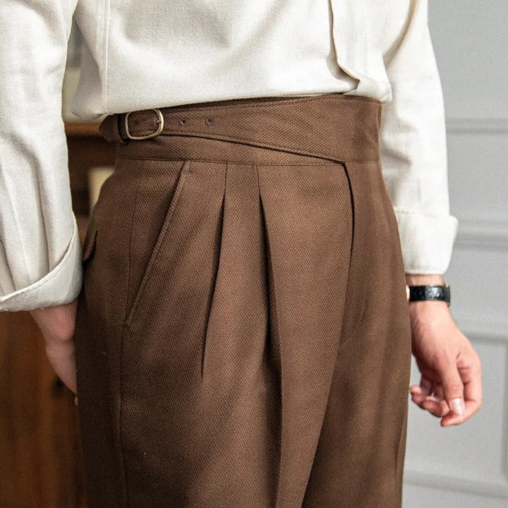 Heren pantalon met hoge taille, ideaal voor een smart casual outfit met rechte pijpen en plooien.