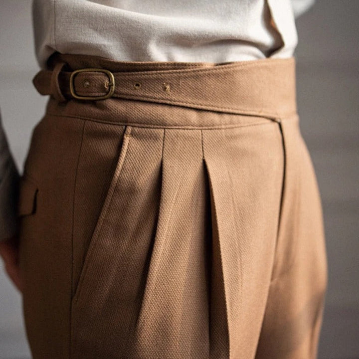 Nette heren pantalon, geschikt als zakelijke kleding, met hoge taille, plooien en rechte pasvorm.