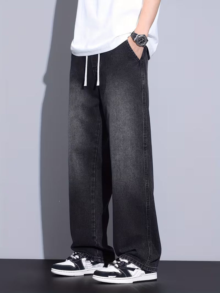 Detailopname van de zakken van de casual straight fit herenbroek. Comfortabele jeans, losse pasvorm.