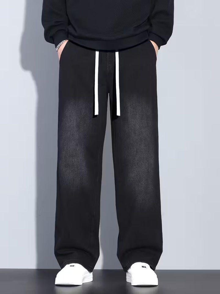 Volledig beeld van de straight fit herenbroek. Comfortabele jeans met losse pasvorm, perfect voor een casual look.