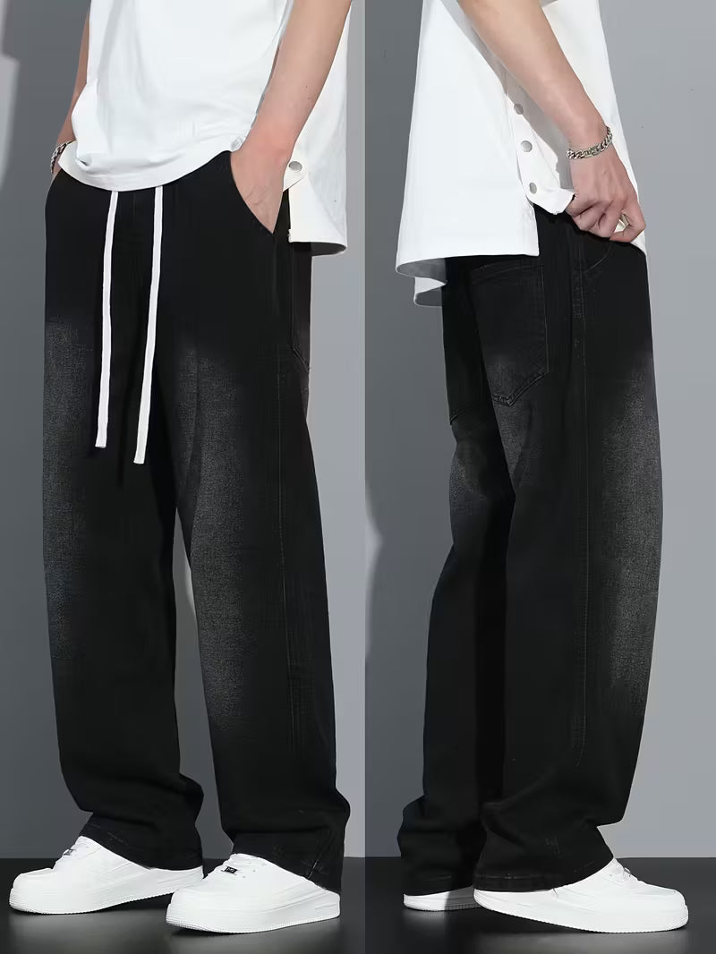 Heren in beweging met casual straight fit jeans. Losse pasvorm, comfortabel en stijlvol voor elke dag.