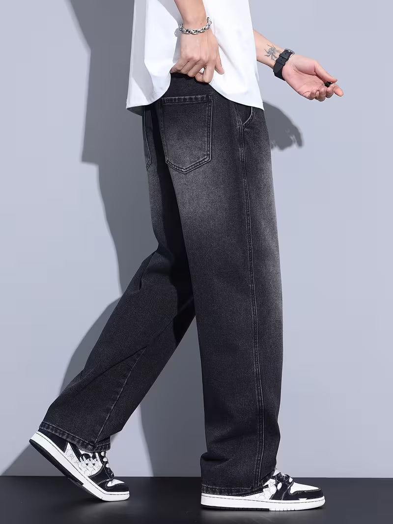 Casual straight fit herenbroek in jeansstof, comfortabel met een losse pasvorm voor dagelijks gebruik.