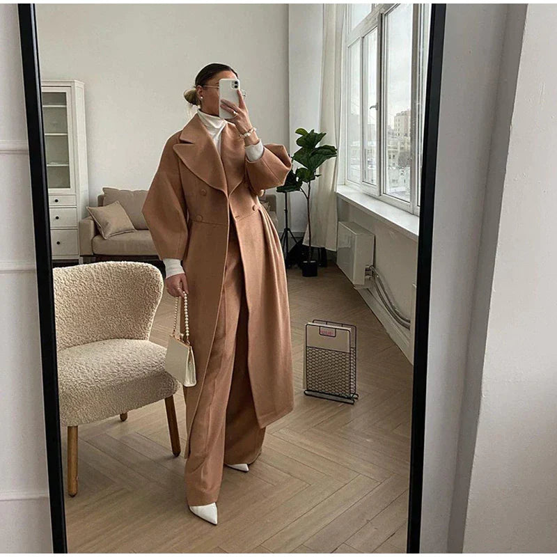 Elegante lange jas voor dames, gemaakt om warm en stijlvol te blijven.