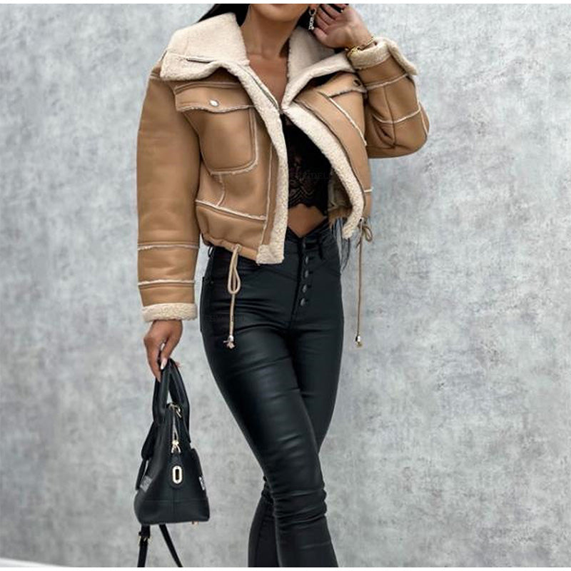 Stijlvolle dames winterjas, modieus gecombineerd. Essentieel voor een warme & trendy winterlook.