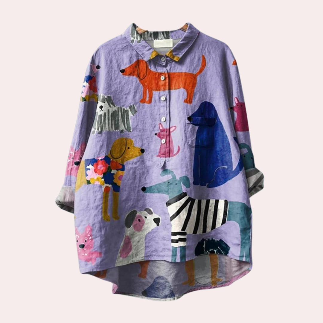 Speels dames shirt met levendige hondenprint, perfect voor een casual modieuze zomerlook.
