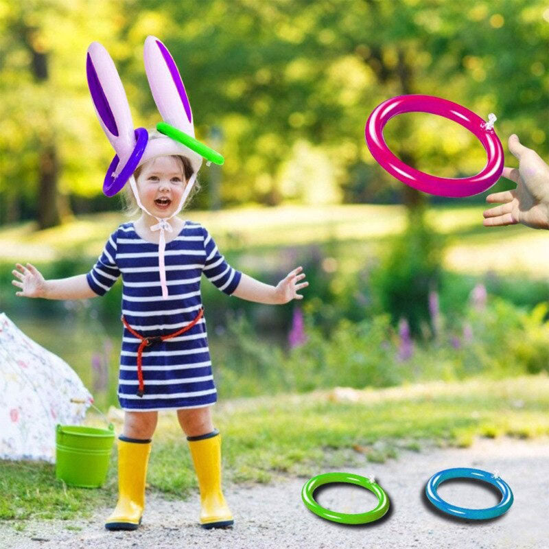 Vrolijke kinderen spelen actief met opblaasbaar konijn werpspel; perfect voor verjaardagsfeestjes buiten.