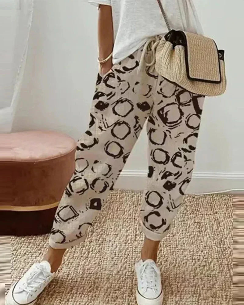 Luchtige elegante dames zomerbroek die comfortabel draagt. Een modieuze broek voor een stijlvolle en ontspannen look.
