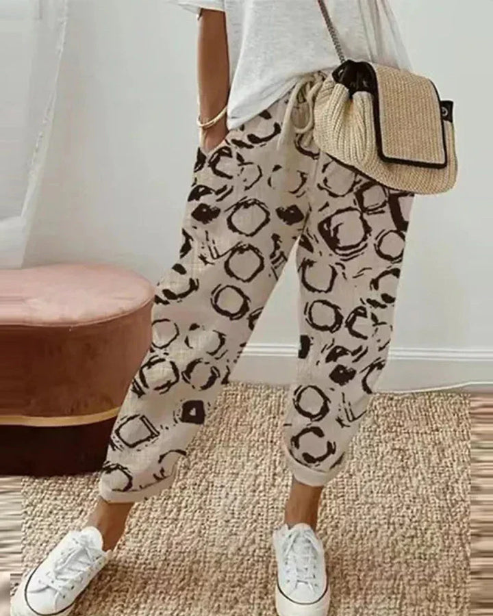 Luchtige elegante dames zomerbroek die comfortabel draagt. Een modieuze broek voor een stijlvolle en ontspannen look.