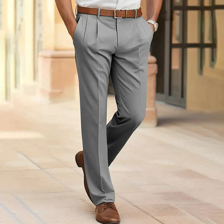 Comfortabele heren pantalon die stijl en functionaliteit combineert, perfect voor zakelijke mode en vrije tijd.