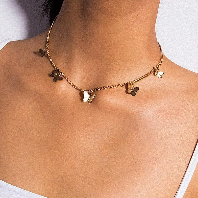 Stijlvolle zilveren vlinder ketting voor dames, minimalistisch design.