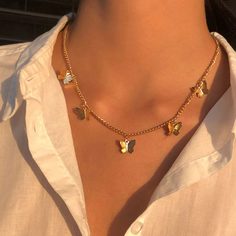 Minimalistische vlinder ketting hanger voor dames, goudkleurig.