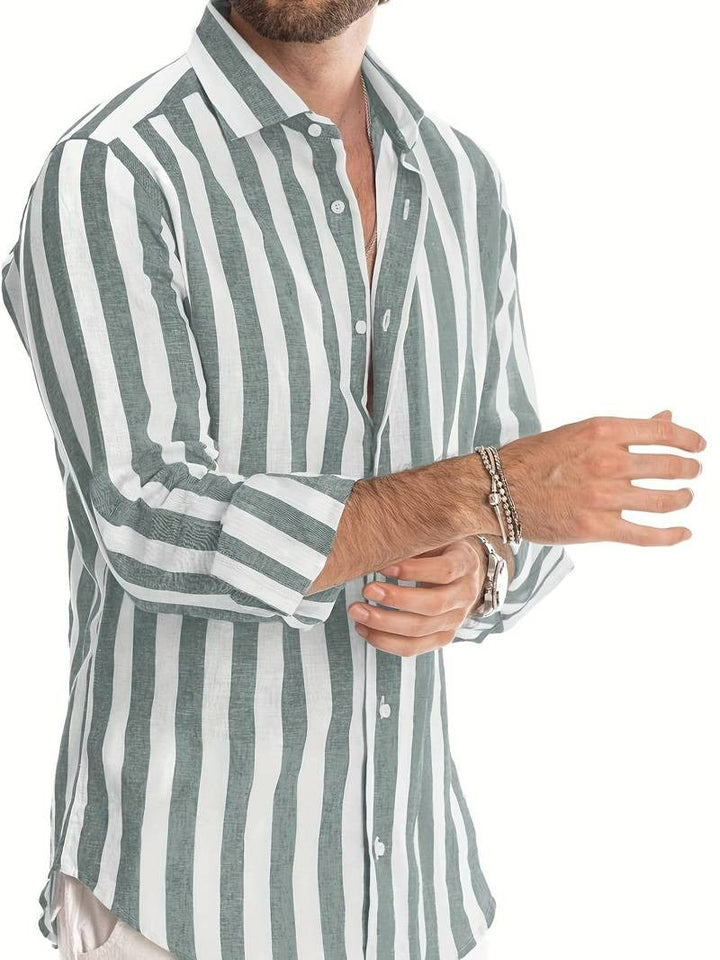 Detailopname van het gestreepte herenshirt met lange mouwen, fijne strepen en hoogwaardige afwerking, comfortabel.