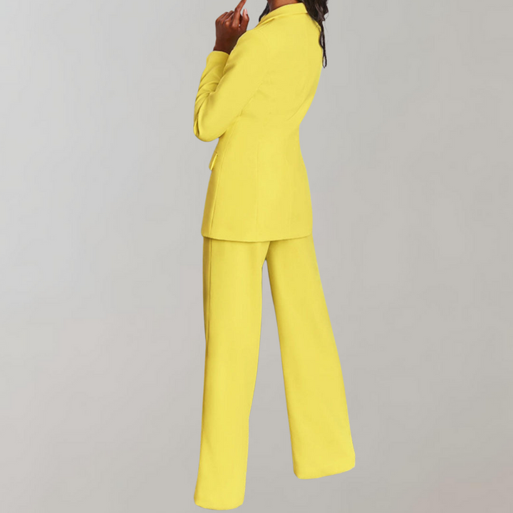 Comfortabele en stijlvolle dames set. Tweedelige blazer en broek voor elke gelegenheid.