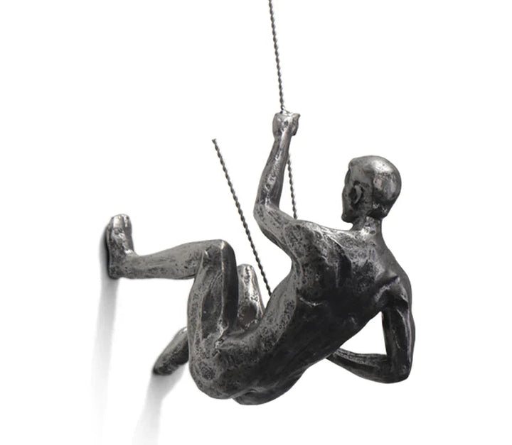 Bergbeklimmer wandsculptuur van PeakFigures, modern handgemaakt kunstwerk voor inspirerende muurdecoratie.