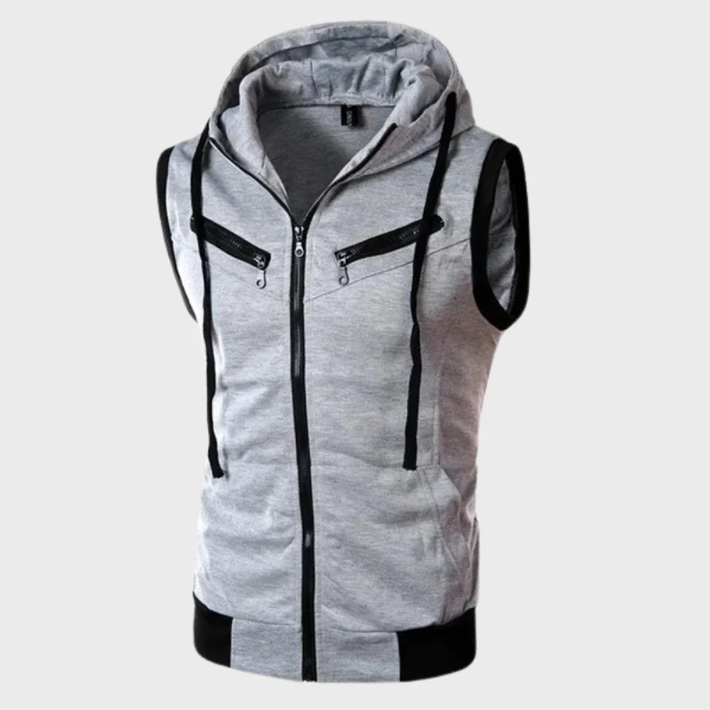 Man draagt trendy heren mouwloos vest met capuchon, perfect voor een relaxte zomerse of lente casual look.