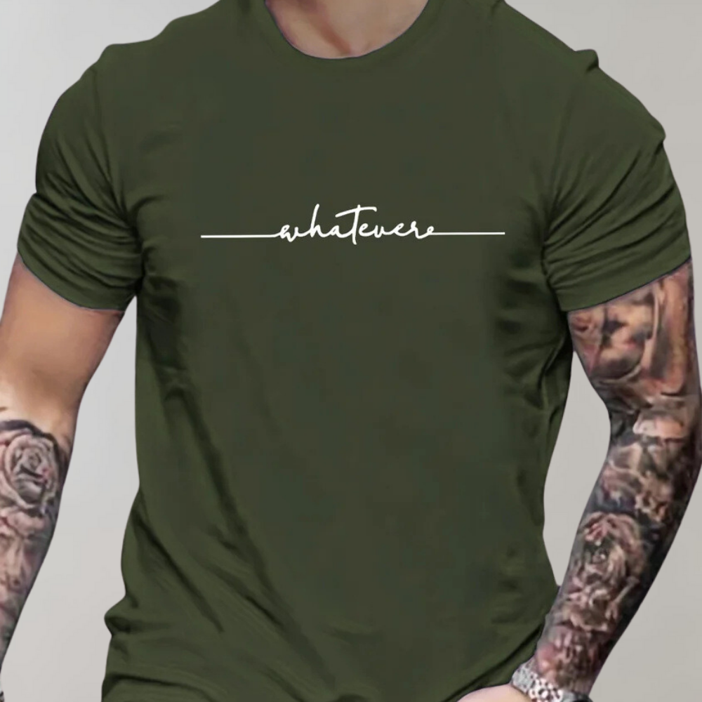 Model draagt casual zwart heren t-shirt met ronde hals en 'Whatever' print, trendy streetwear look.