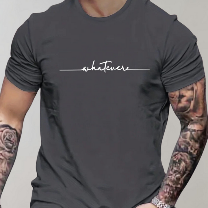 Close-up van de 'Whatever' print op een zwart heren t-shirt met ronde hals, zachte stof.