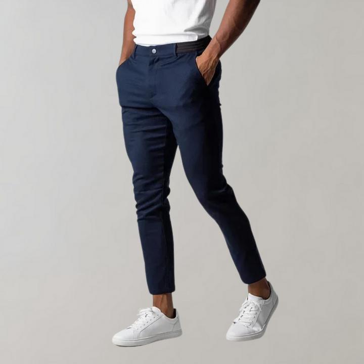 Veelzijdige Levi heren chino broek, ideaal voor zakelijk en vrije tijd. Comfortabele lange broek.