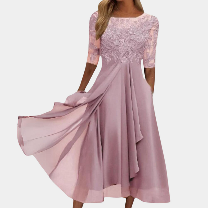 Verfijnde elegante damesjurk met delicate kanten details; een chique keuze voor elke speciale gelegenheid.