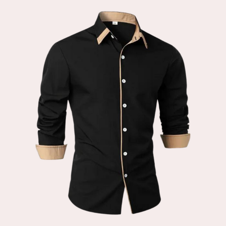 Man draagt casual slim fit strandshirt met kleurrijke print. Ideaal voor zomer en vakantie.