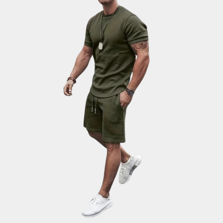 Moderne heren tweedelige zomerset: een stijlvol T-shirt en korte broek voor een complete casual look.