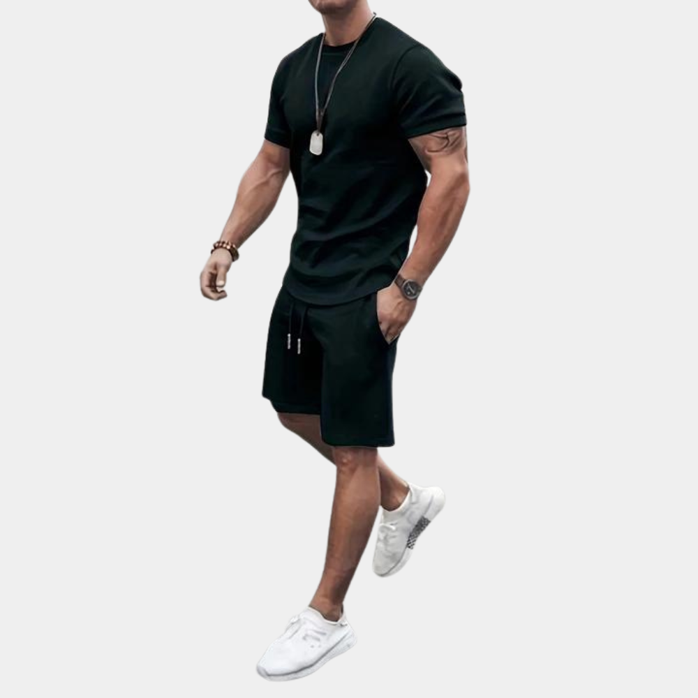 Comfortabele heren tweedelige zomerset, bestaande uit een luchtig T-shirt en casual korte broek.