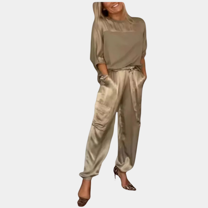 Comfortabele VHM tweedelige set: stijlvolle damesblouse en bijpassende broek voor diverse casual gelegenheden.