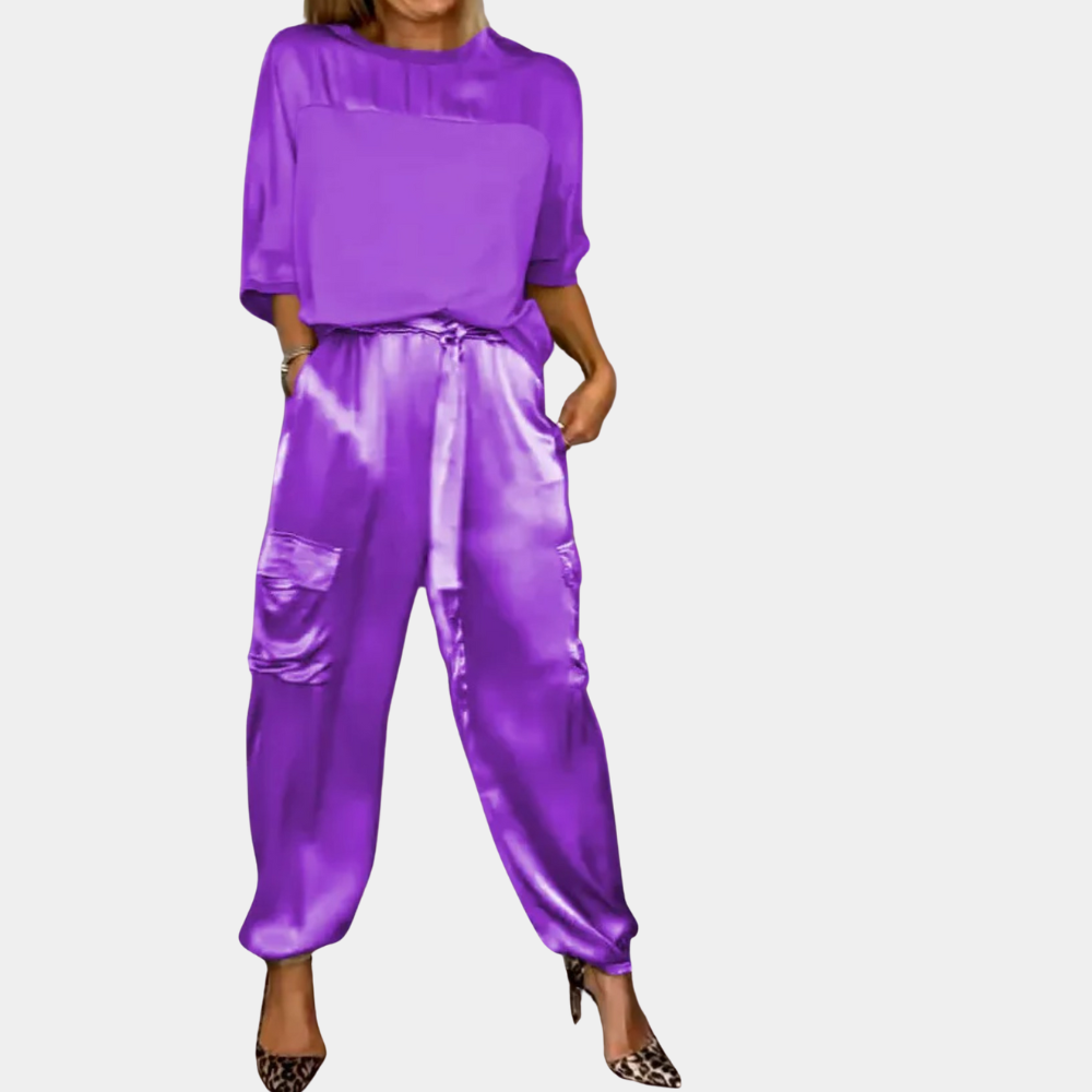 Zachte, comfortabele tweedelige set dames: trendy blouse en relaxte broek, ideaal voor een stijlvolle vrije tijd look.