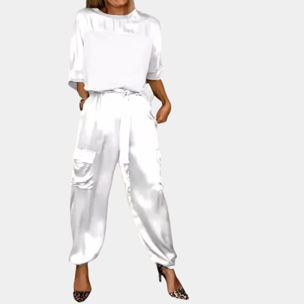 Dame in een modieus VHM broekpak: comfortabele blouse en broek, perfect voor een casual en stijlvolle vrijetijdsdag.