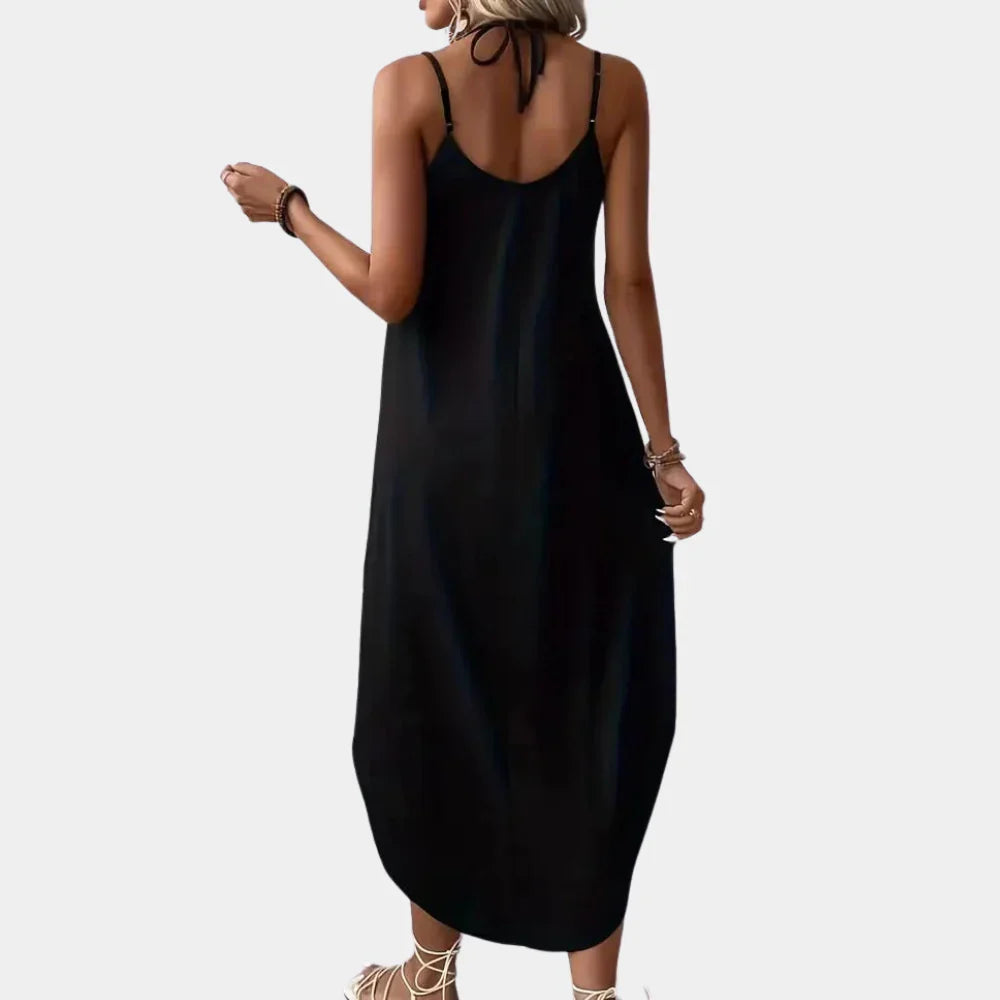 Modieuze zwarte cami-jurk met V-hals. Comfortabele dameskleding, geschikt voor diverse zomerse gelegenheden.