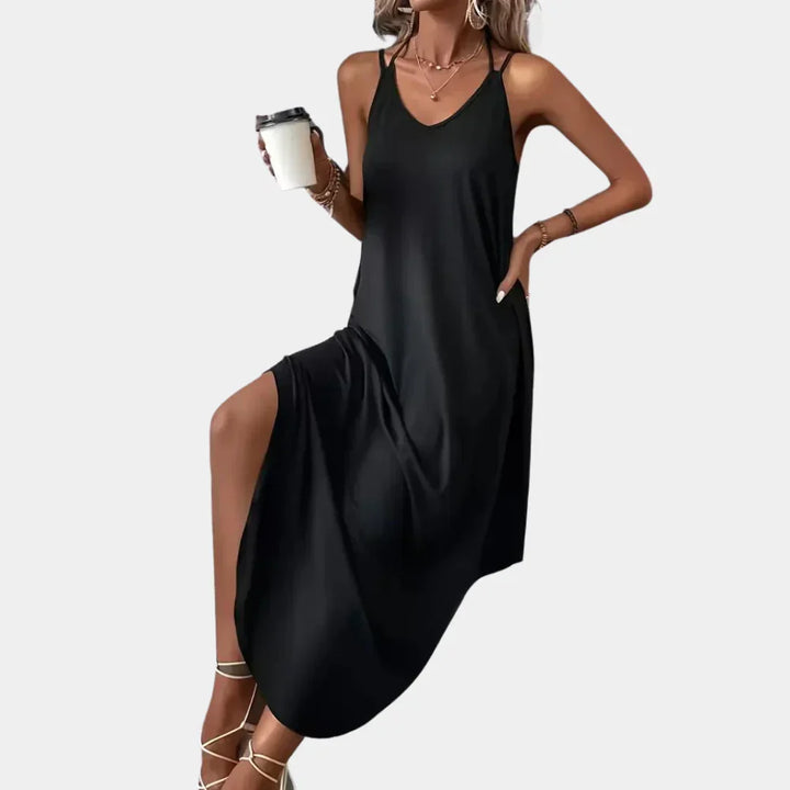 Casual zwarte V-hals zomerjurk voor dames met spaghettibandjes. Ideaal als strandjurk of feestjurk.