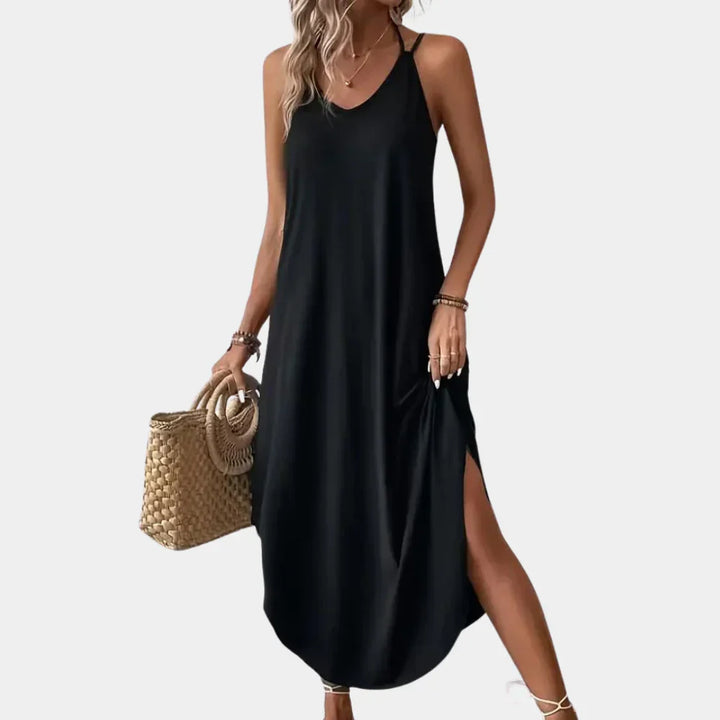 Luchtige zwarte dames cami-jurk met V-hals en spaghettibandjes. Een elegante zomerjurk voor alle momenten.