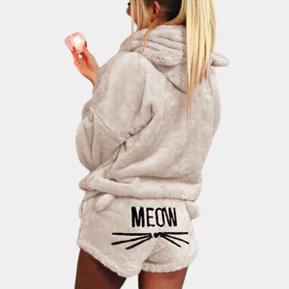 Pluizige dames fleece pyjamaset bestaande uit broek en trui met capuchon; heerlijk zacht en warm.